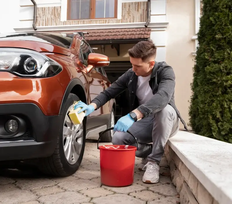 Lavage auto à domicile Saint-Julien-Chapteuil : professionnel intervenant sur un véhicule